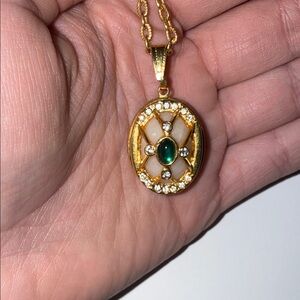 Elegant Gold and Green Pendant Necklace